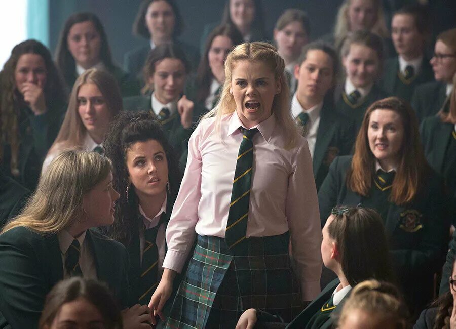 девчонки из дерри 2018 2022. сирша-моника джексон. Derry girls season 3. девчонки из дерри (2018). девчонки из дерри 2018 2022.