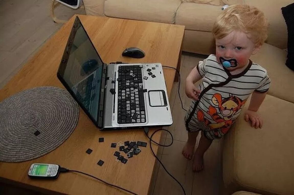 Ребенок разбил телевизор. Компьютер для детей. Смешной ноутбук. Маленький ребенок за компьютером. Маленький компьютер для детей.