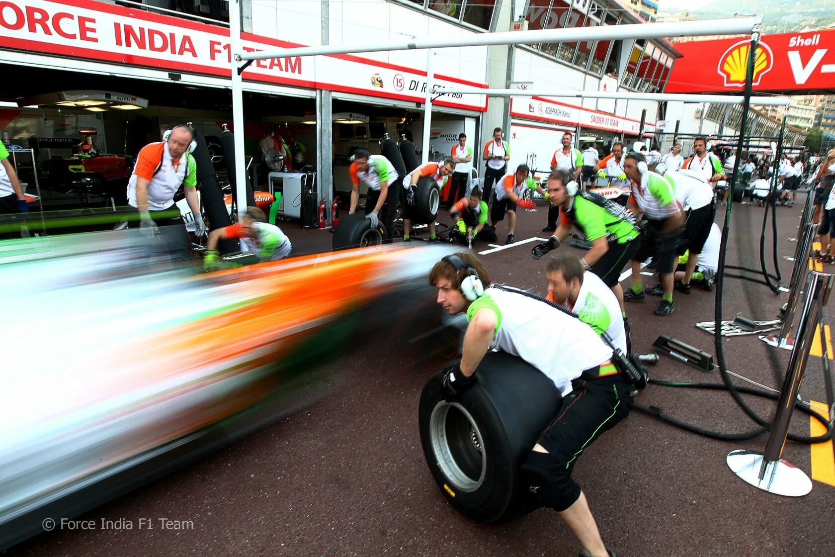 Пит стоп работает. Пит стоп formula 1. f1 pit stop. формула 1 pit stop. формула 1 переобувка.