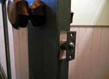 Установка защелки на дверь