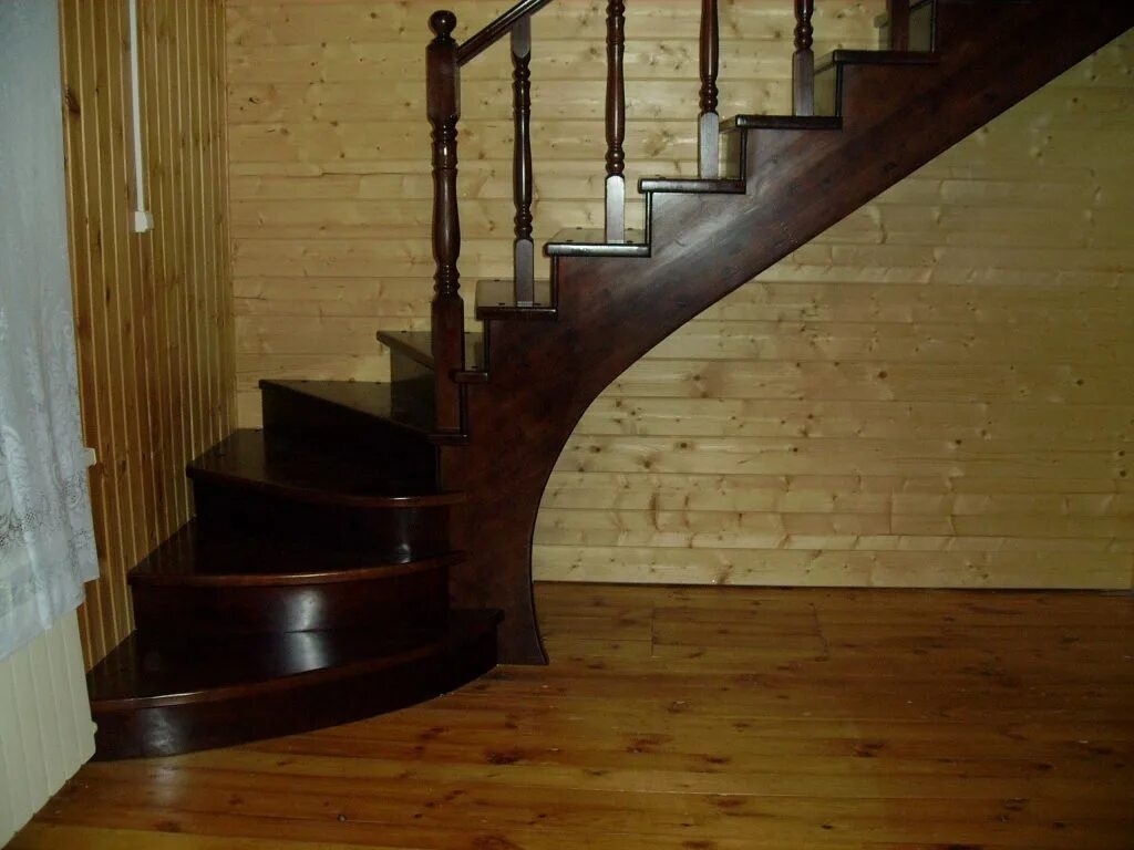 Лестница с поворотом. Деревянная лестница с поворотом. Поворотная лестница. Лестница поворотная деревянная.