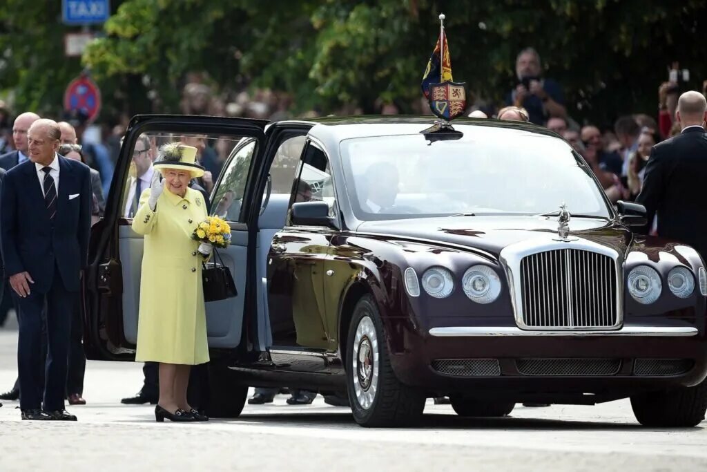 Как будет ездить на английском. Bentley State Limousine Елизаветы II. Роллс Ройс королевы Англии. Роллс Ройс Елизаветы 2. Автомобиль королевы Англии - Bentley State Limousine.