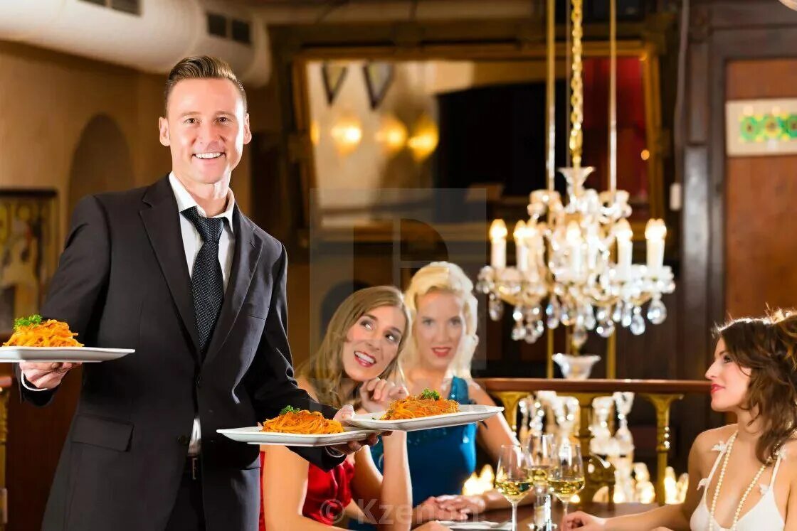 официант за столом. официант. ресторан с посетителями. научили в дорогом ресторане удивила всех. пара в ресторане.