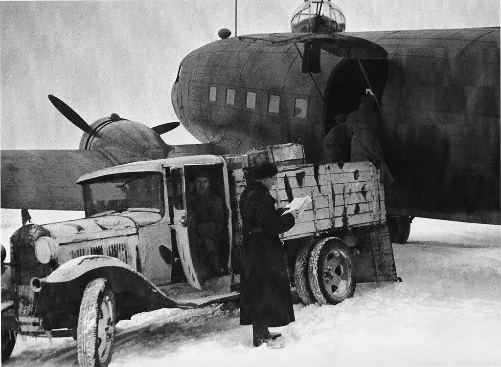 Дорога жизни блокадного Ленинграда. Аэродромы блокадного Ленинграда. Блокадный Ленинград самолеты. Ли-2 самолёт в годы войны 1941-1945. Техника в послевоенное время