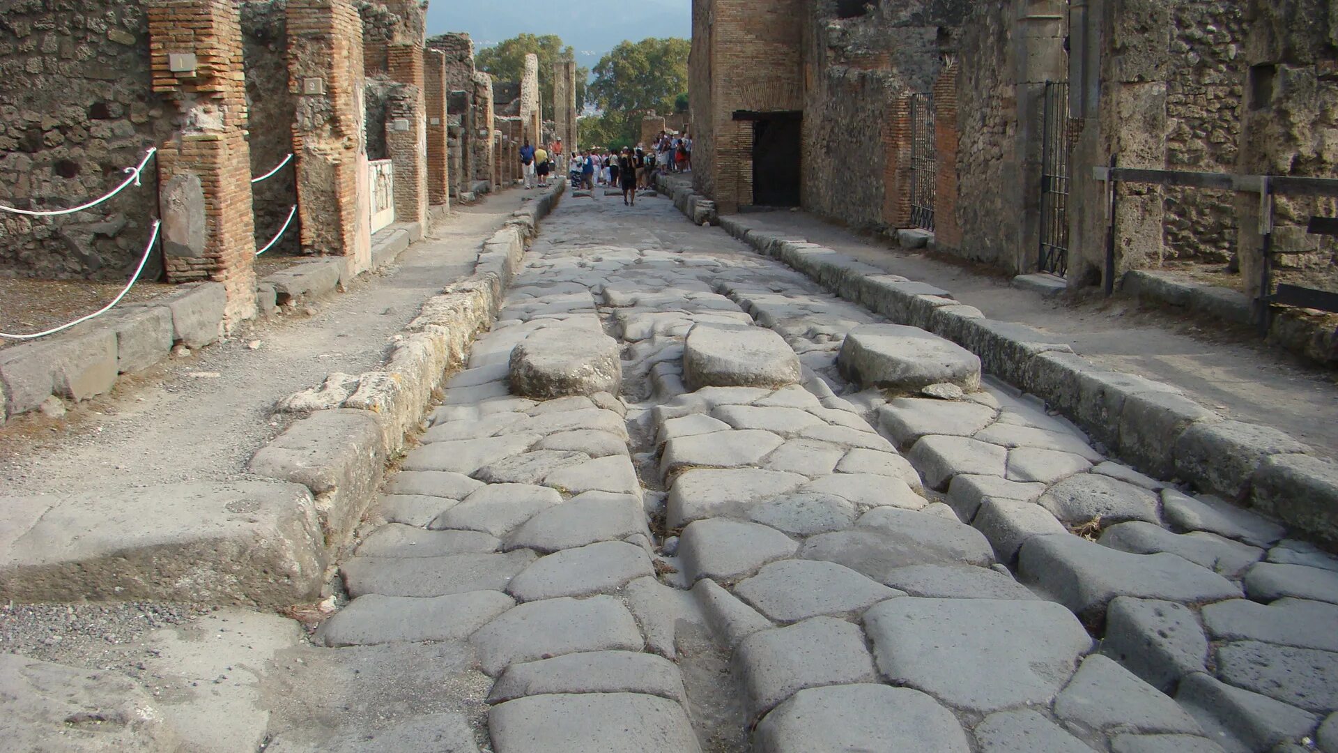 Дорогой древних 3. Римские дороги Помпеи. Римские мощеные дороги. Мощеные дороги римской империи. Дорога в древнем Риме.