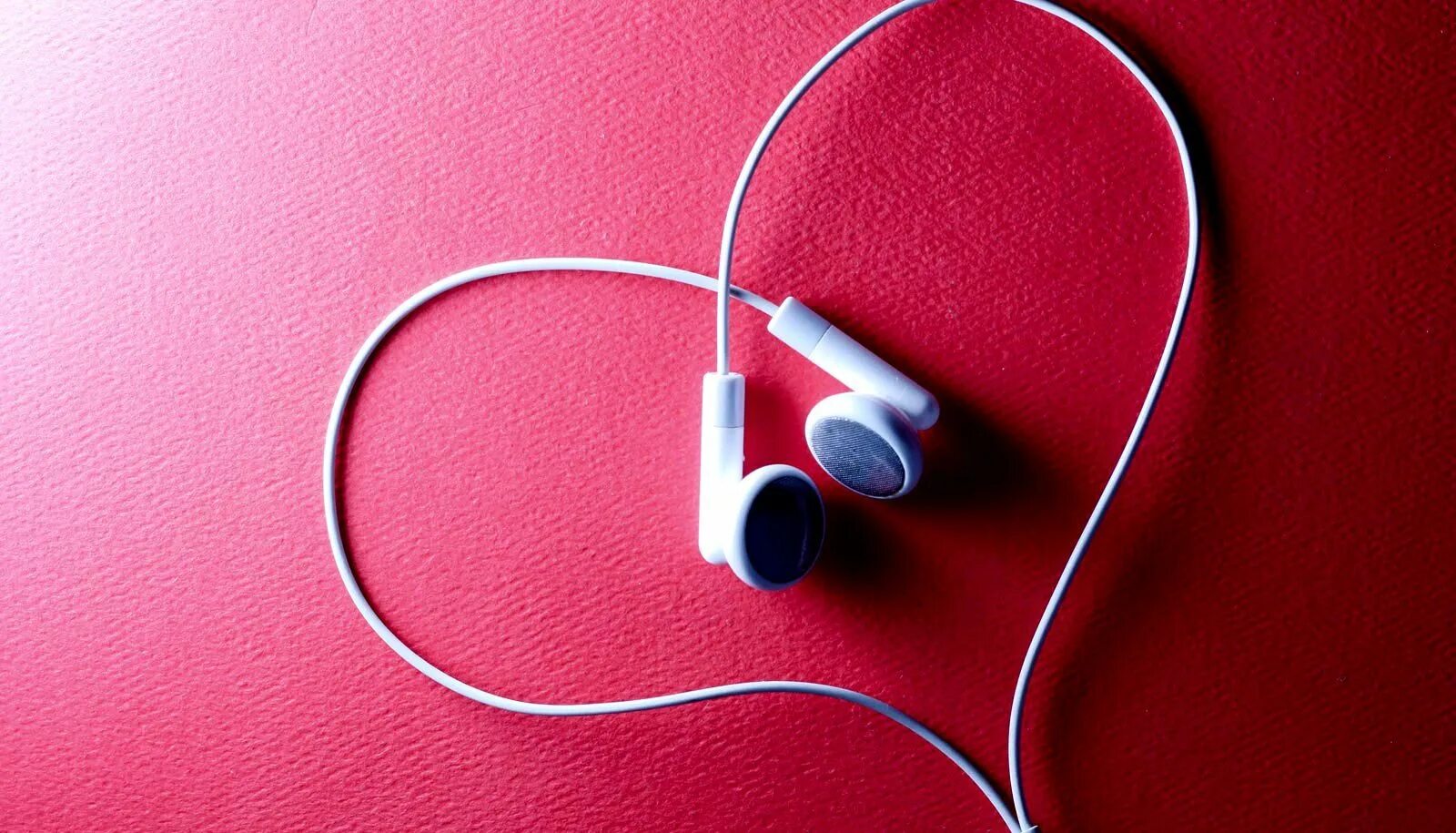 Наушники с шумоподавлением. Наушники на красивом фоне. Наушники с шумоподавлением. Четкие наушники. Наушники лежат.
