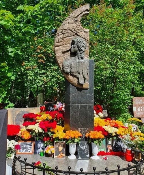 Богословское кладбище цой. Памятники на богословском кладбище санкт-петербурга. Богословское кладбище санкт-петербург цой. Богословское кладбище могилы знаменитостей. Цой похоронен на богословском кладбище.