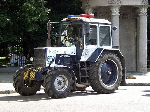 Трактор милиция беларусь. Трактор гаи беларусь. Белорусский эвакуатор трактор. Трактор дпс. Мтз-82.