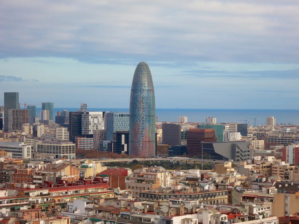 Как называются здания в городе. Torre Agbar Барселона. Башня Агбар в Испании. Небоскреб в Барселоне – Торре Агбар (2005).
