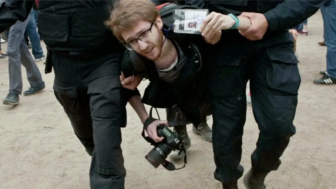 Журналист на митинге. Журналистов 7. Нападение на корреспондента. Нападение на корреспондента. Нападение на корреспондента.
