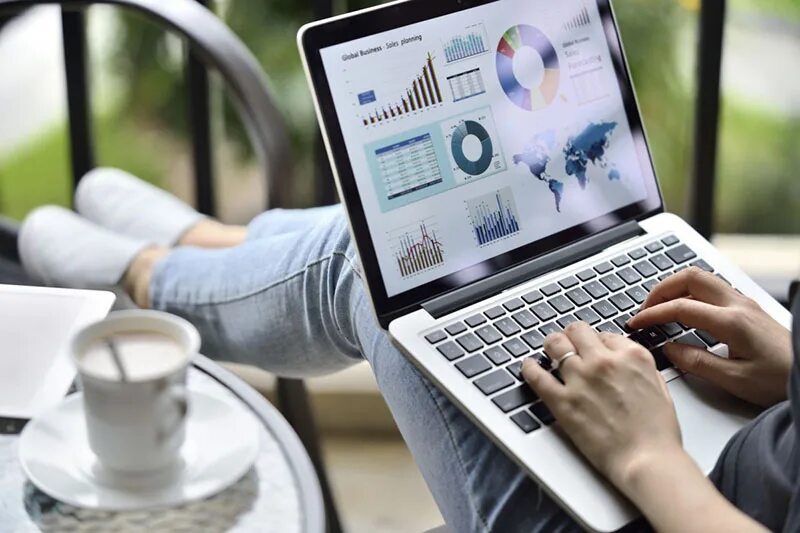 Фриланс. Фотосессия с ноутбуком. Удаленная работа. Игры с бухгалтерией пк. Удаленная работа фриланс.