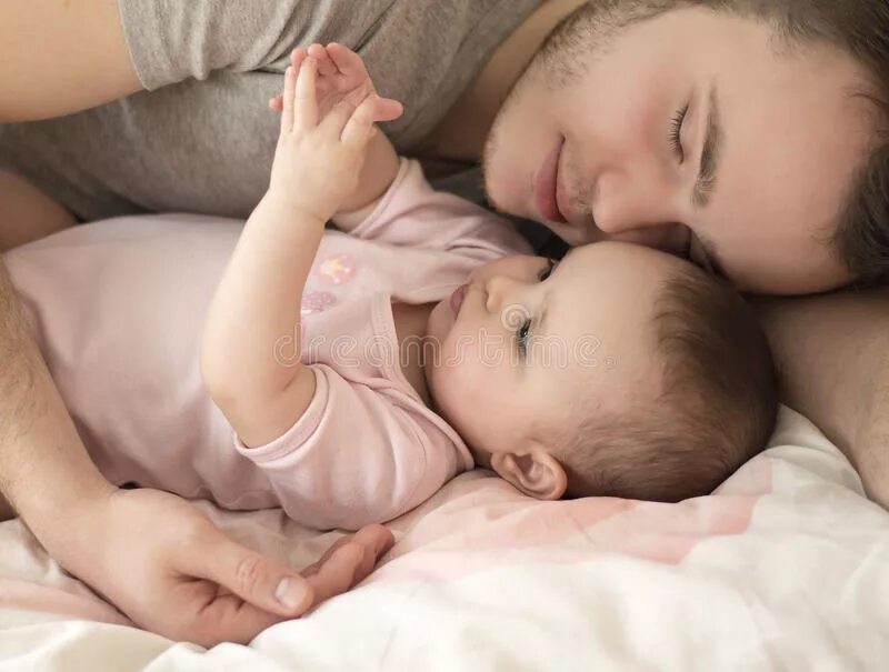 Father sleep daughter. Сон с новорожденным в обнимку. Сон отец с дочерью. Сон про папу.