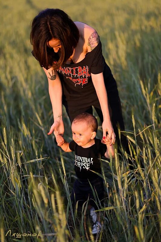 Неформальные девушки. Детские образы на хэллоуин. Готический стиль для детей. Готов малыш. Дети готы.