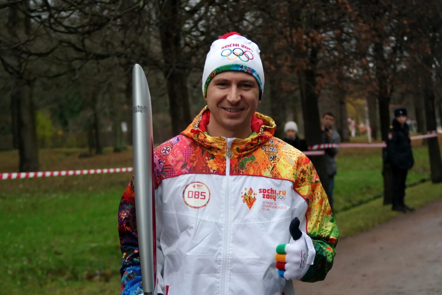 Олимпийский огонь в курске 2014. Факелоносец олимпийского огня 2014. Олимпийский факелоносец 2014. Факелоносец одежда. Факелоносцы олимпиады 2024.