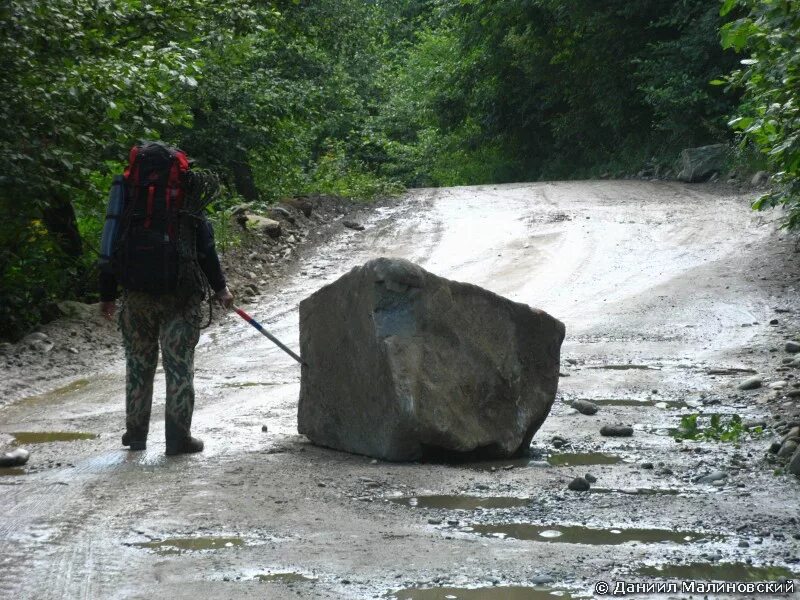 Камень на дороге. Булыжник дорога. Камень надароге. Валун на дороге.