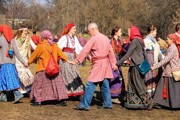 Народный праздник красная горка. С красной горкой. Гулянья на красную горку. Красная горка праздник на Руси. Время красная горка