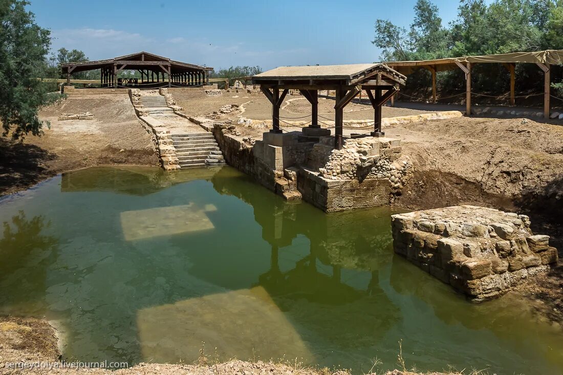 Река крещения иисуса христа. Река иордан место крещения. Иоанн крестит иисуса христа. Река крещения иисуса христа. Крещение иисуса христа в реке иордан.