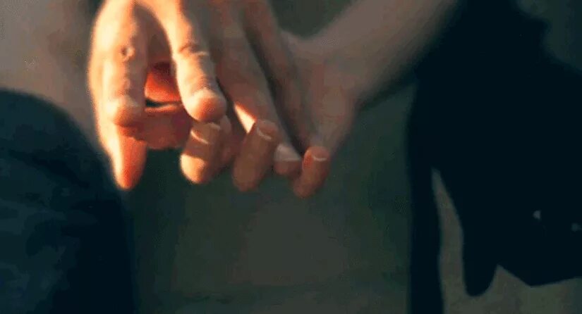 Трогаю девушку пальцами