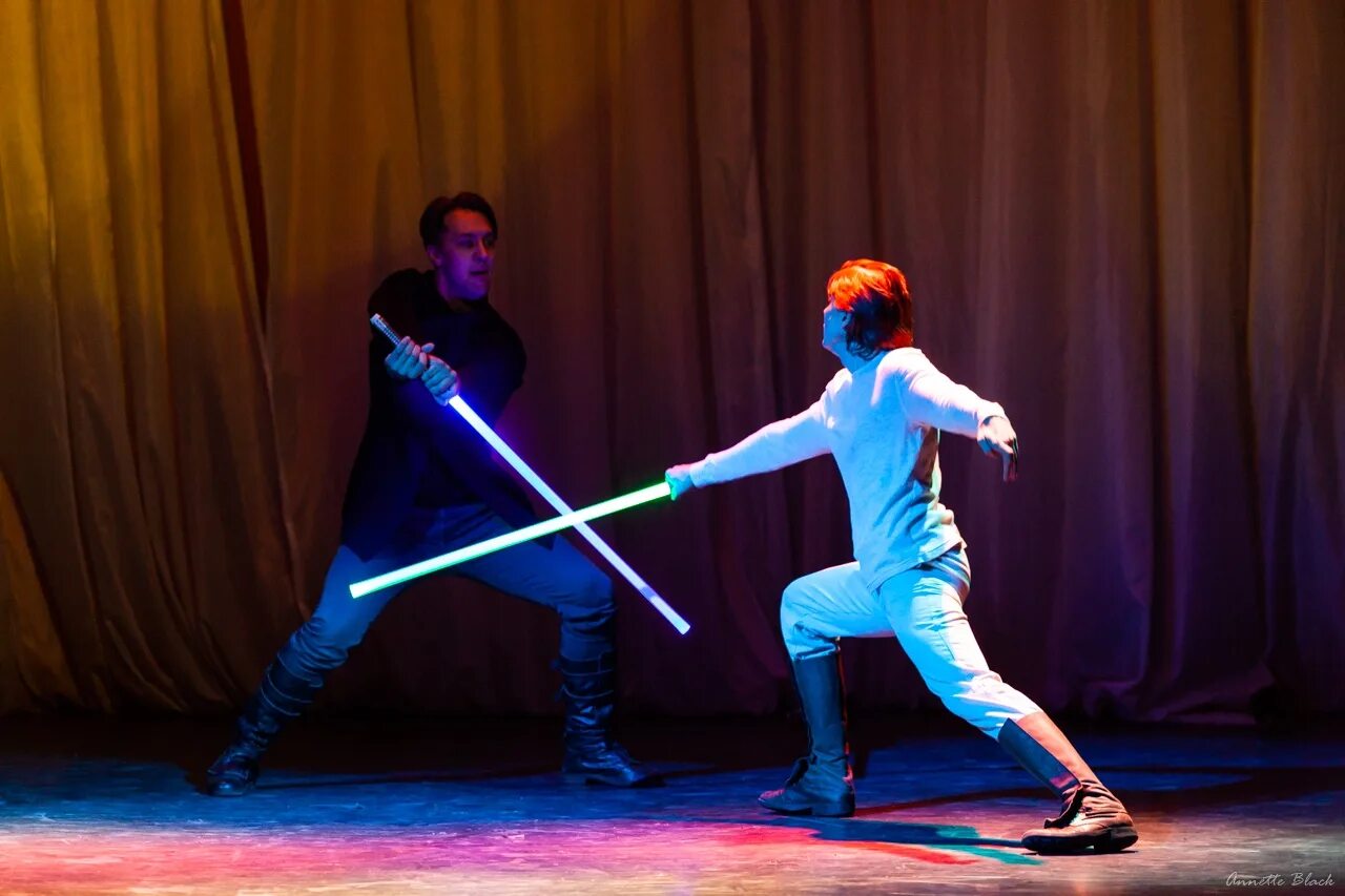 артистическое фехтование саберфайтинг. фехтование актерское. фехтование сабля театр. фехтование в театральном вузе. сценическое фехтование.
