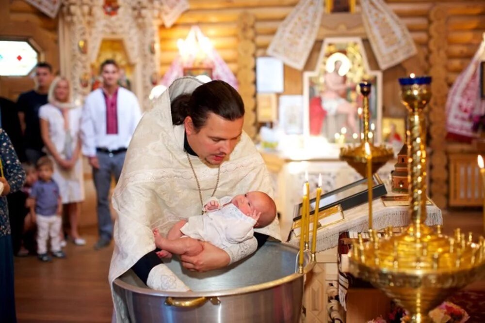 Крещение ребенка. Крещение в церкви. Крещение младенца в церкви. Младенец в храме. В какие дни крестят детей в православной