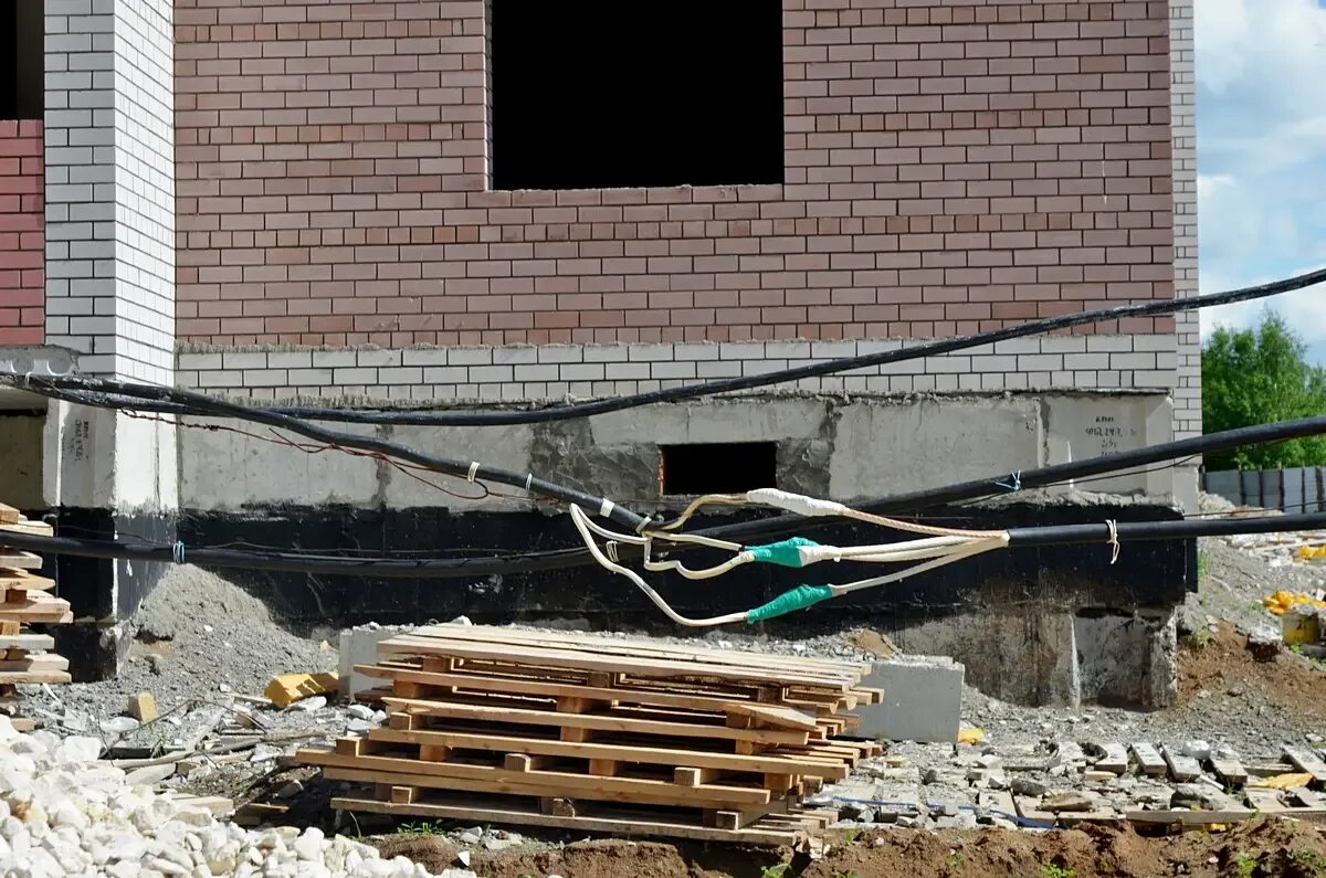 Открытый кабель на стройке. Прокладка кл 10 кв. Кабель бронированный 10 кв для прокладки в земле. Кабель ввг 2*2,5. Барабан с кабелем 110 кв.