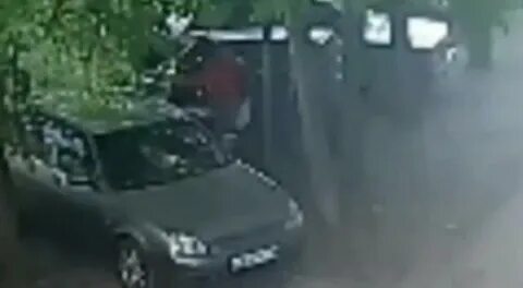 Чужие машины во дворе