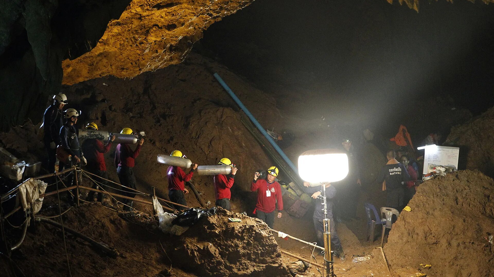 Пещера Тхам Луанг спасение мальчиков. Спасение детей из пещеры в Таиланде. Пещера Тхам Луанг в Таиланде. Спасательная операция в Тайланде в пещере.