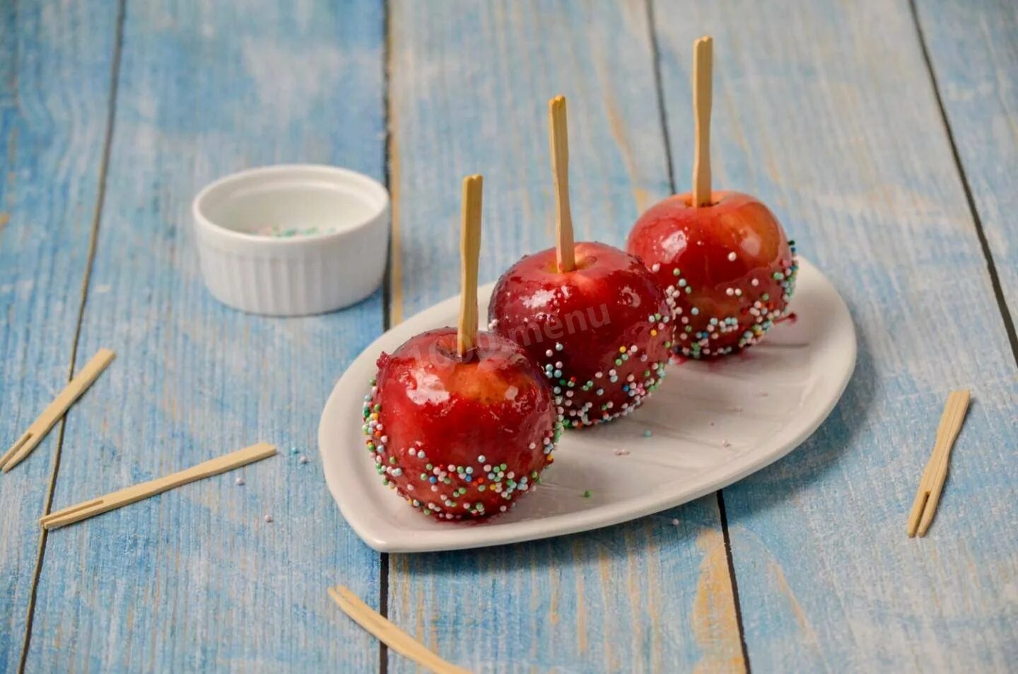 Кэнди эппл. Яблоко в карамели на палочке. Яблоко в карамели на палочке. Карамельное яблоко. Яблоко в карамели на палочке.