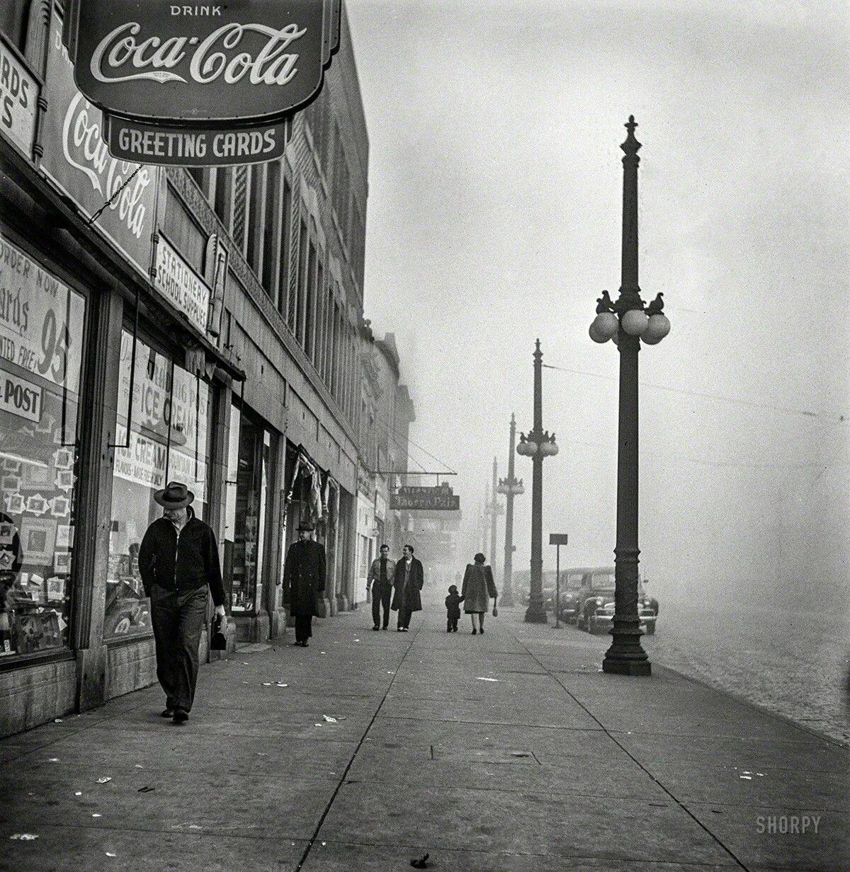 Чикаго в 1969 году фото. Дата на старых фото. Чикаго историческое фото с проводами. A Foggy City and a Lonely man on the Street. Early afternoon