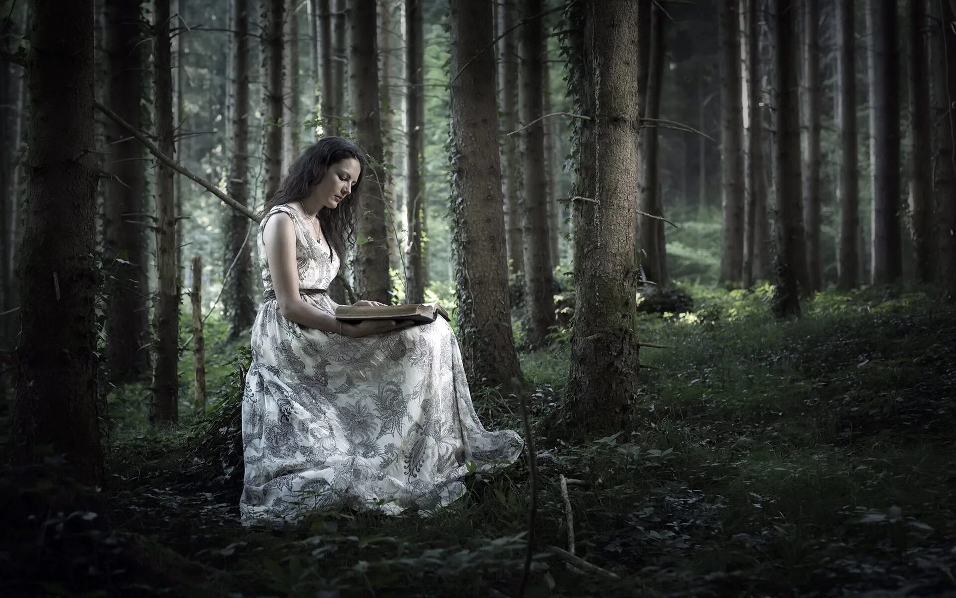 Фотосессия в лесу. Девушка в лесу. Таинственная фотосессия в лесу. Ведьма в лесу. Лесная ведьма читать