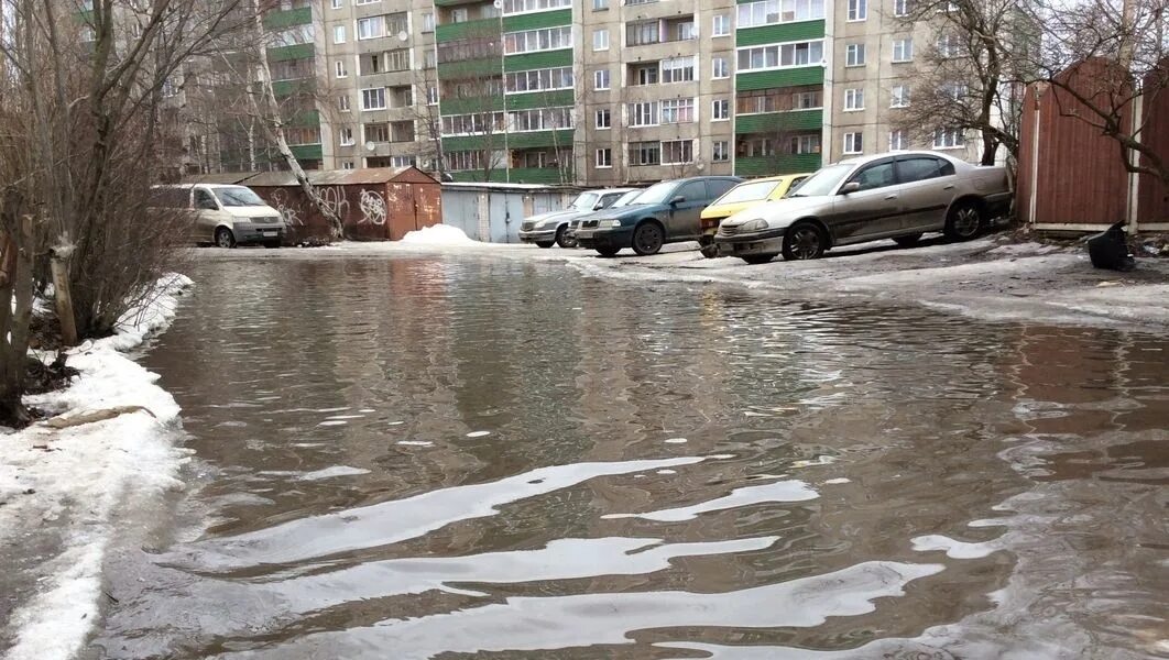 Как быстро растает снег. Лужа в городе. Лужи весной. Огромная лужа. Тает снег в городе.