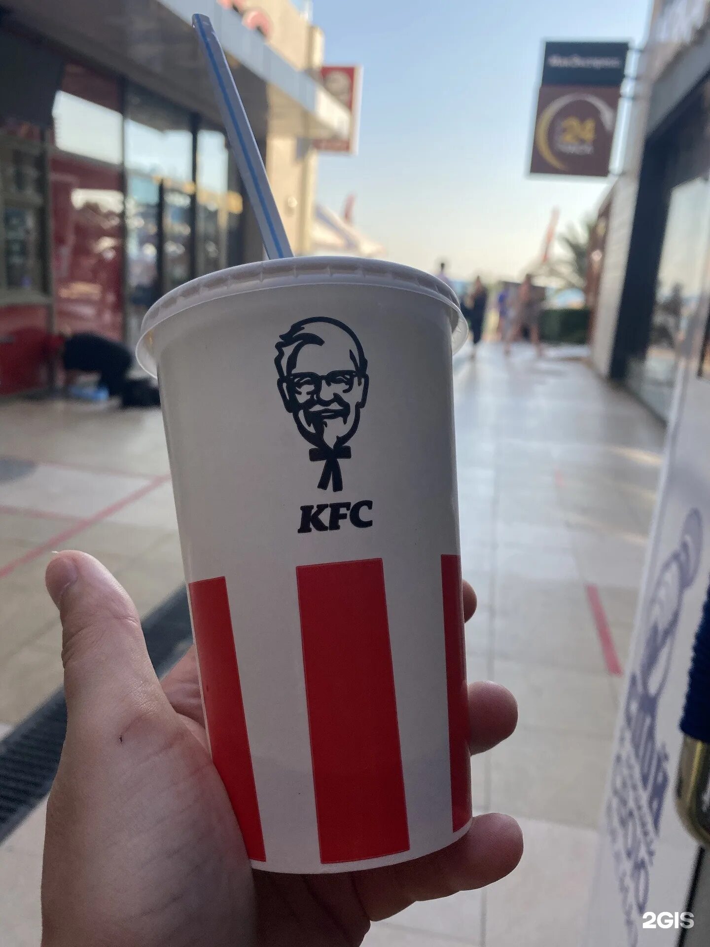 Кроссовки фаины семеновны ялта kfc. Кофе КФС. KFC Ялта. КФС здание. КФС крышка кофе.