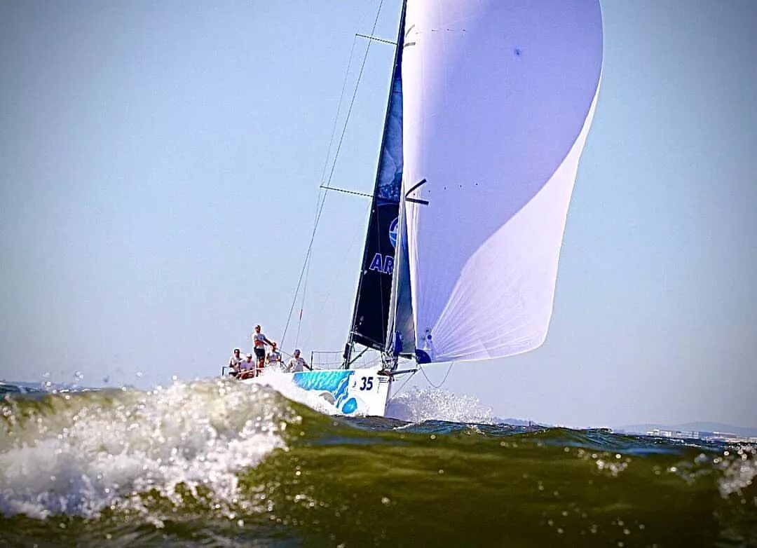 с. парус т 4. лодка под парусом. яхта парус катамаран. парус т 4.