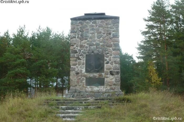 Плодовое Приозерский район памятник. Памятник посёлка плодовое Приозерский район. Плодовое Приозерский район достопримечательности. Памятник финским крестьянам.