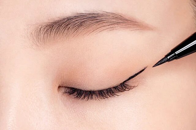 Do your line. Draw eyeliner.