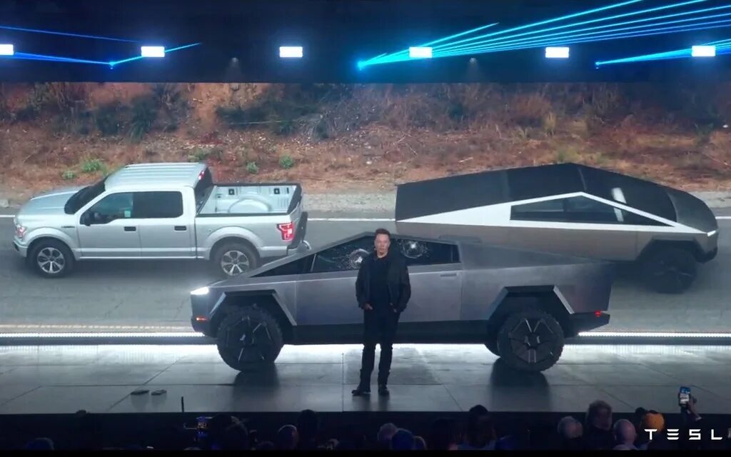 Тесла кибертрак вид сбоку. Тесла электромобиль кибертрак. Илон маск с теслой кибер трак. Тесла кибер трак. Tesla cybertruck 2020.