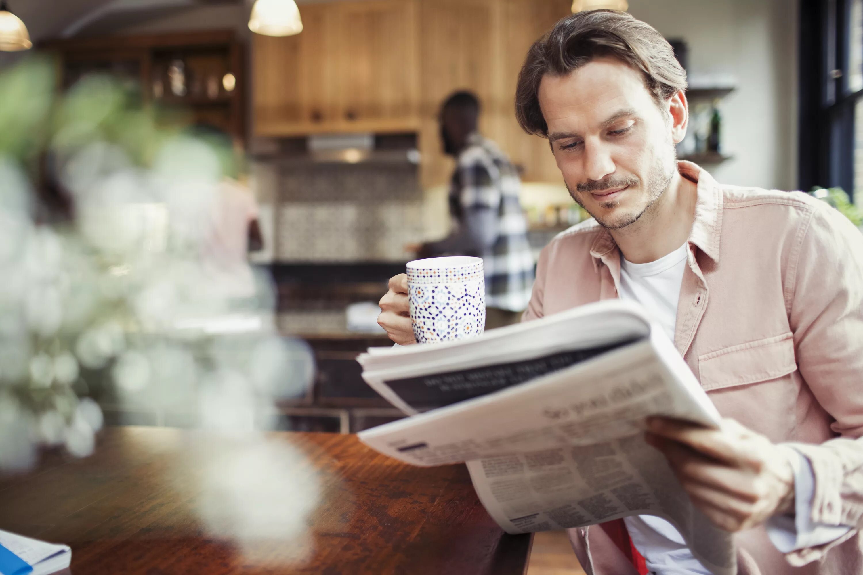 Newspaper man. Человек с газетой. Мужчина читает. Мужчина с газетой. Мужчина читает газету за столом.