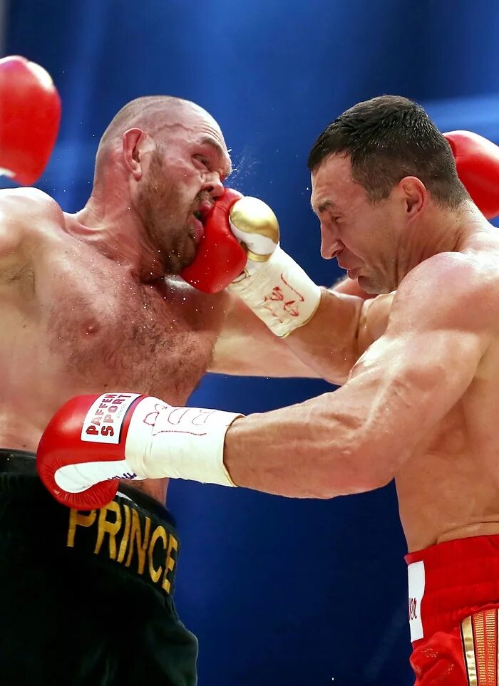 Бой против кличко. Тайсон фьюри и владимир кличко. тайсон фьюри владимир кличко бой. виталий кличко тайсон фьюри. тайсон фьюри против кличко.