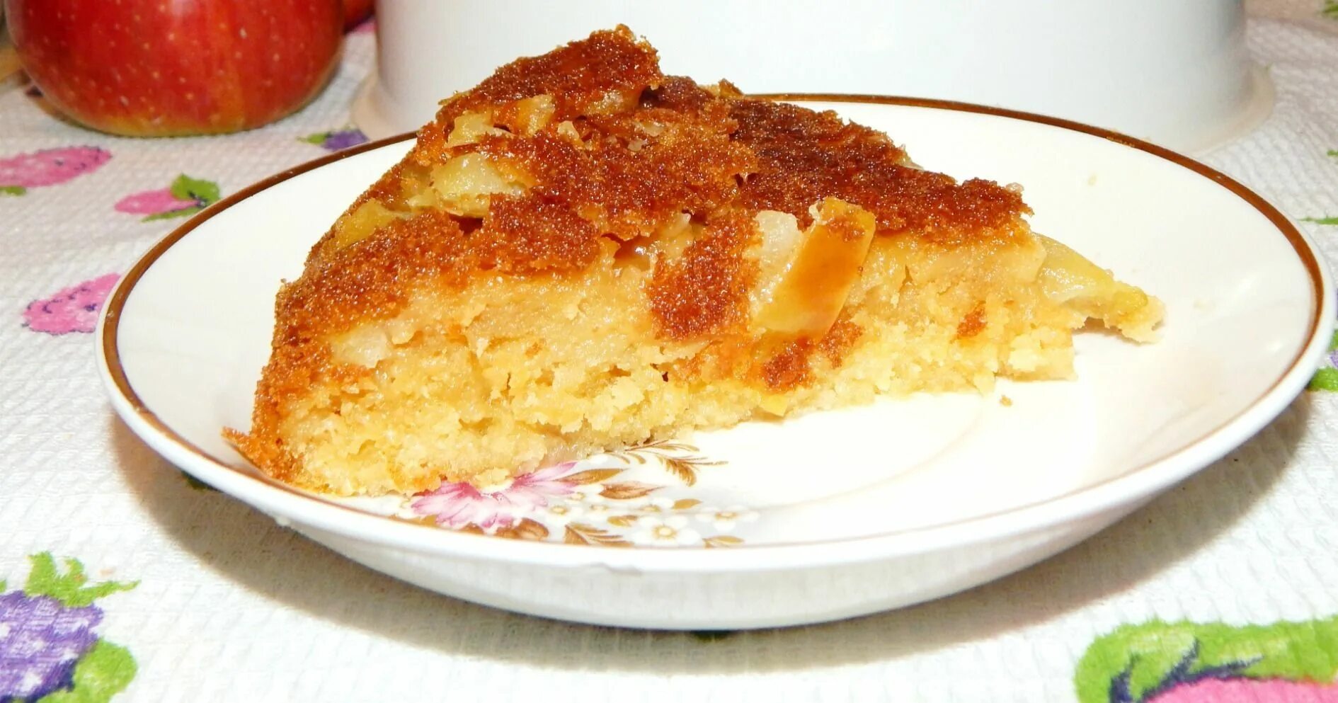 Яблочный пирог с сыром. Шарлотка с яблоками внутри. Шарлотка с сыром. Шарлотка на кефире. Шарлотка с творожным сыром.