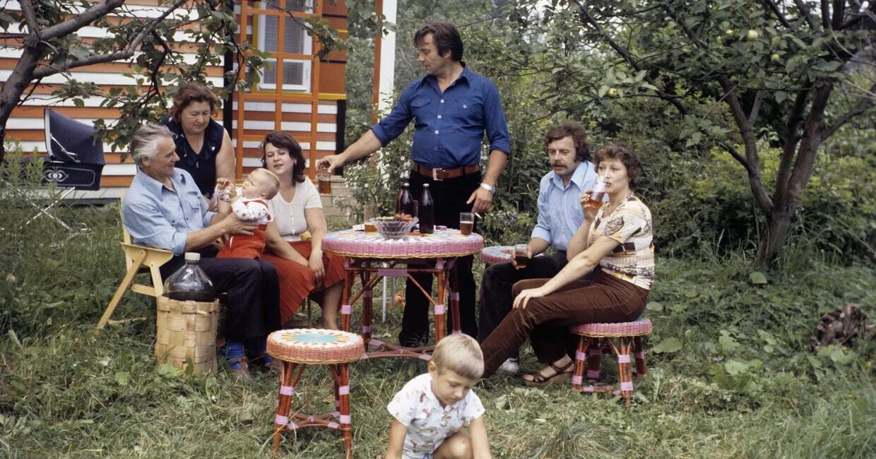 На даче у друга 3. Советская семья на даче. Дача 90-х. Советские люди на даче. Дача в 90-е годы.