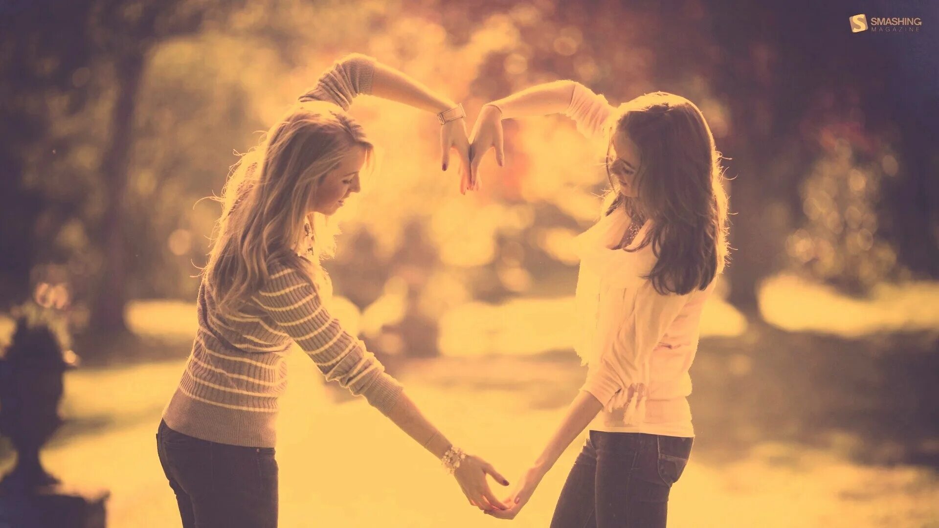 подруги со спины. лучшие подруги цитаты. две девушки кореянки обнимаются. близняшки манобан. лучшие подружки ноты на гитаре.