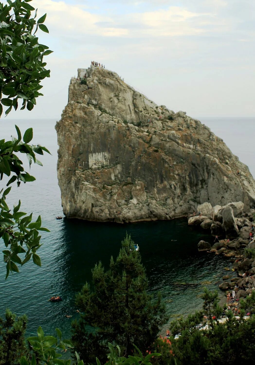 Как называется скала в крыму. Скала панеа симеиз. гора панеа в симеизе. симеиз крым скала дива. скала дива и монах симеиз.