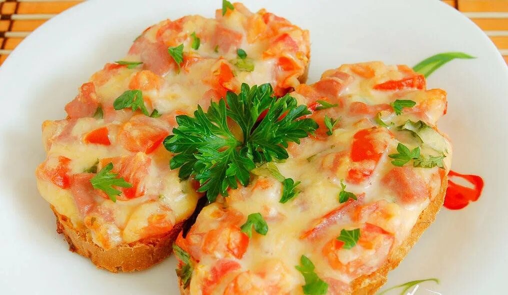 Горячие бутерброды с колбасой и сыром помидорами. Горячие бутерброды. бутерброды в духовке с колбасой и сыром и помидорами. бутерброд пикантный. бутерброды с колбасой и помидорами.