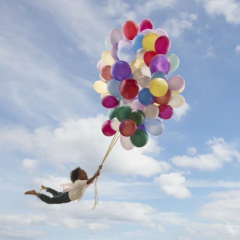 Доброе и воздушное всем на свете нужное. Улетел на воздушных шарах. Полет на воздушных шариках. Воздушный шарик. Улетающий воздушный шар.