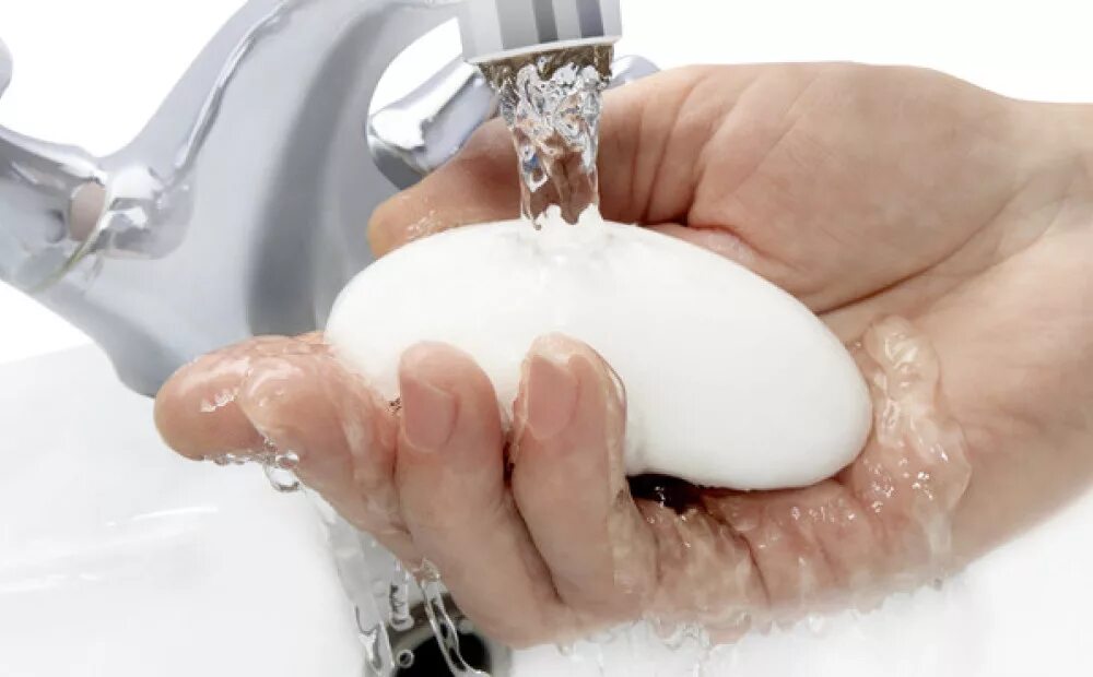 Указать на что влияет жесткая вода мыло. Мытье рук с мылом. Мыло для рук. Мыть руки. Мытье рук под струей воды.