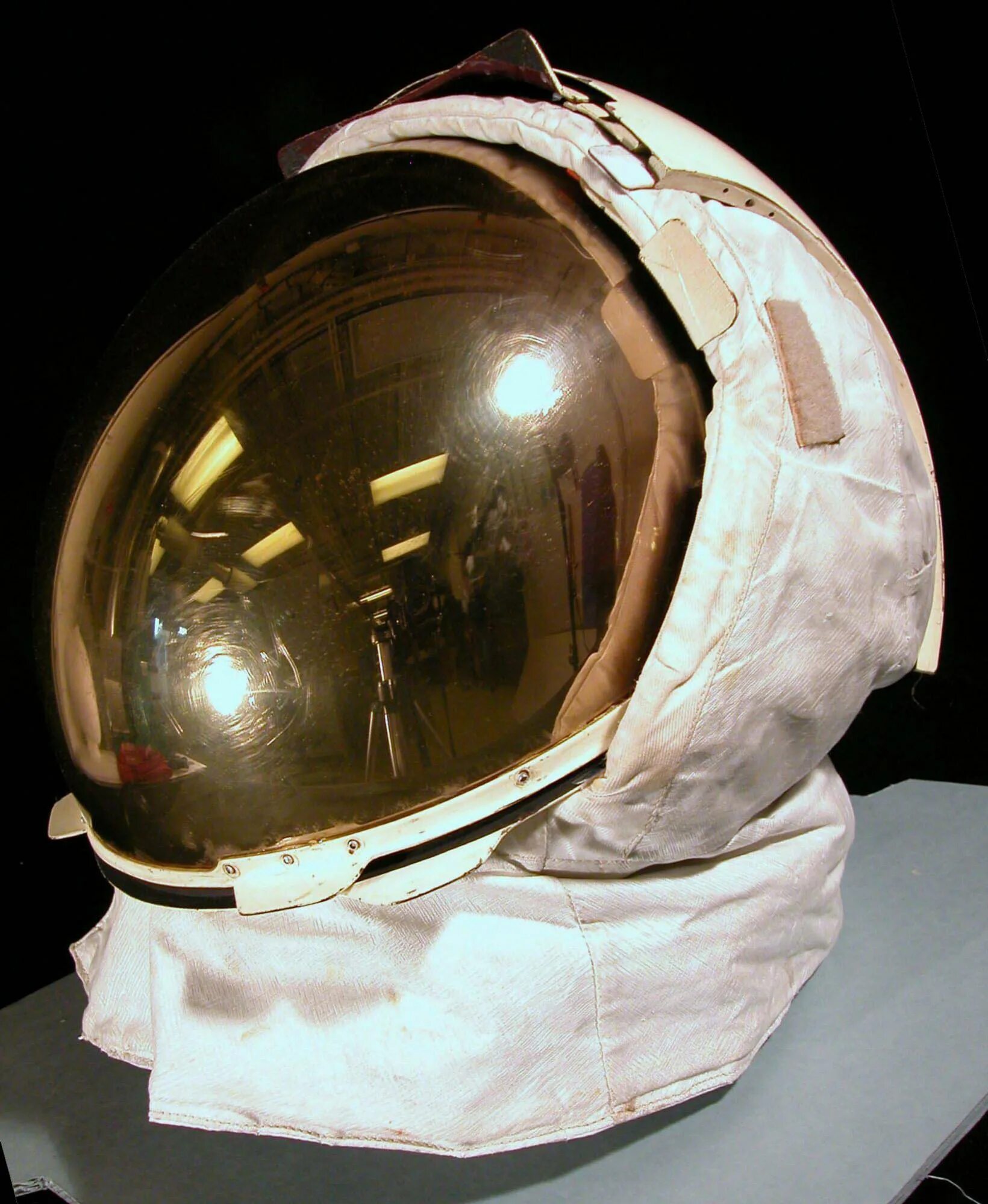 Как называется шлем космонавта. Шлем astronaut helmet. шлем космонавта сша сбоку. шлем космонавта наса сбоку. отражение в шлеме космонавта сбоку.