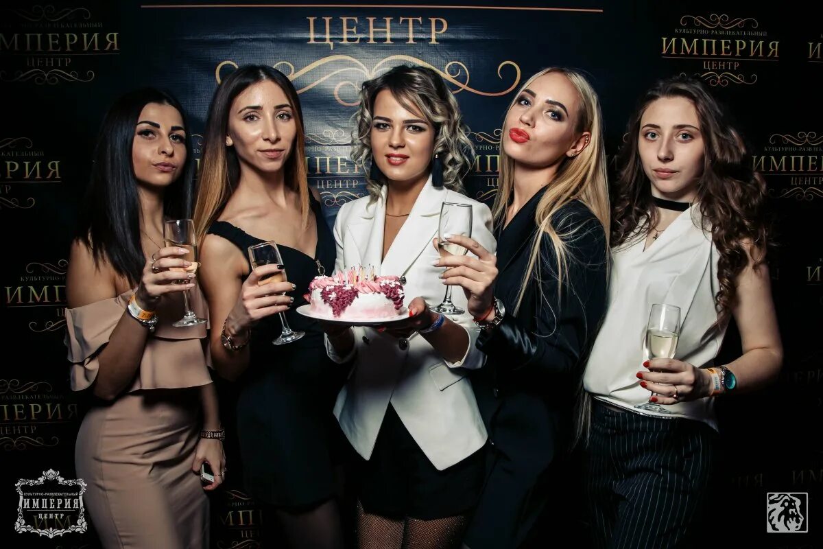 Жемчужина рубцовск кафе. Культурно-развлекательный комплекс пирамида казань. Тц пирамида казань. Пирамида казань концертный зал. Культурно развлекательный это.