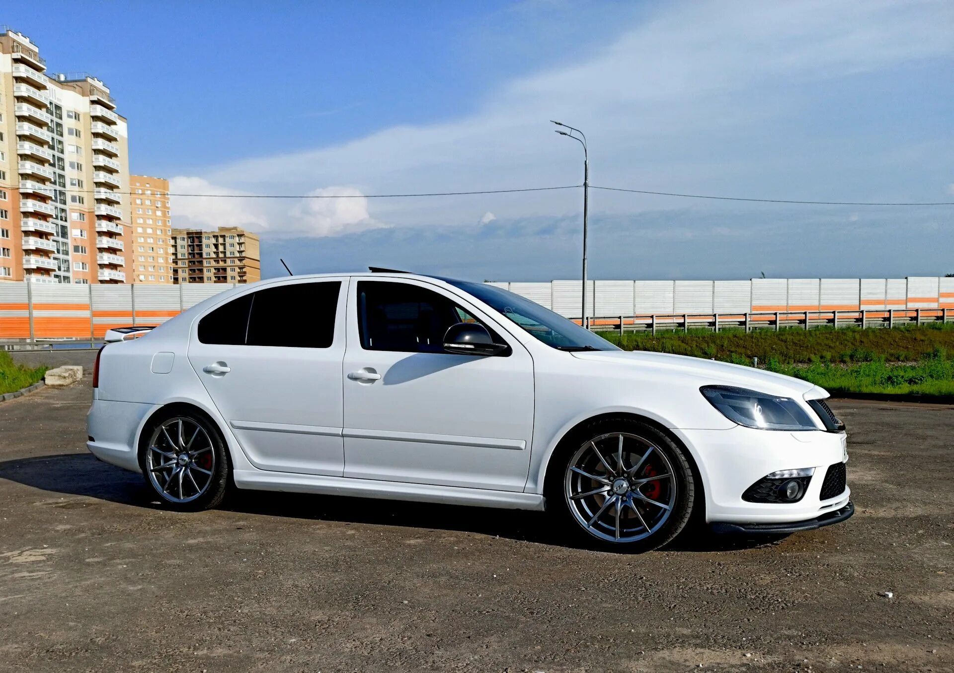 Тюнинг skoda. Skoda Octavia a5 RS White. Шкода Октавия а5 РС белая. Škoda Octavia a5 Tuning. Skoda Octavia a5 RS на BBS.