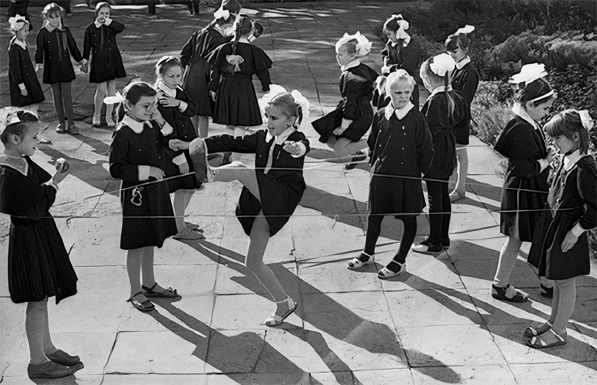 Советские игры история. Игра воздушный бой ссср. Дворовые игры нашего детства ссср серсо. Настольные игры 80х. Перемена в советской школе.