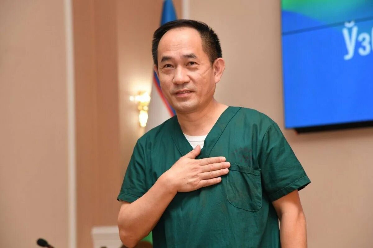 Врач китайской медицины. Китайский врач. Врач китаец. Доктор китайской медицины.